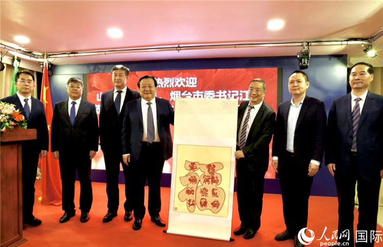參加座談會(huì)的主要嘉賓合影留念。人民網(wǎng)記者宋亦然攝
