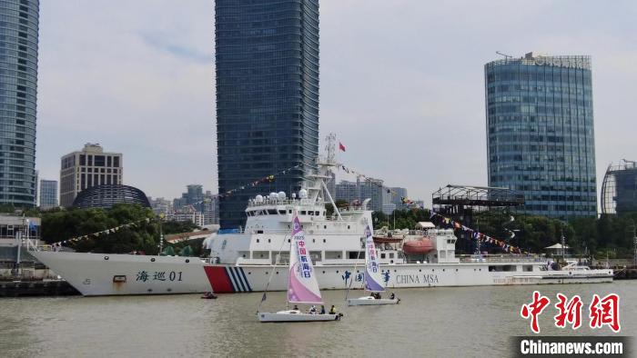 海事巡航救助船“海巡01”輪停靠國(guó)客碼頭，向公眾免費(fèi)開(kāi)放?！≈烨镬戆?攝