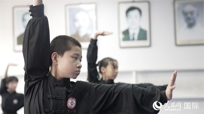 正在練習(xí)劈掛拳的武術(shù)學(xué)童。人民網(wǎng)記者 袁蒙攝