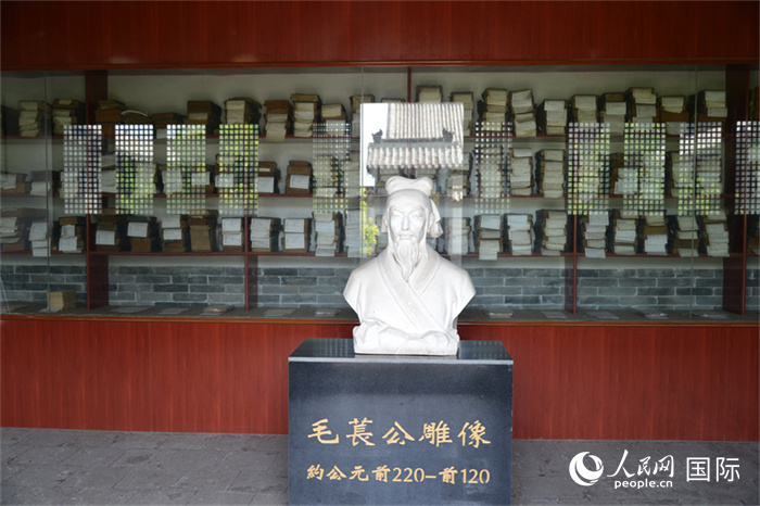 河間詩經(jīng)齋毛萇雕像。雕像后書櫥中陳列的是歷代各版本《詩經(jīng)》及譯本。 人民網(wǎng) 趙昭攝