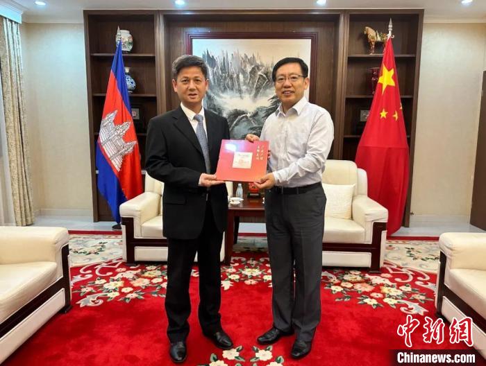 7月12日下午，中國(guó)駐柬埔寨大使王文天在金邊會(huì)見(jiàn)援柬中醫(yī)醫(yī)療隊(duì)?！≈袊?guó)駐柬埔寨大使館微信公眾號(hào) 攝
