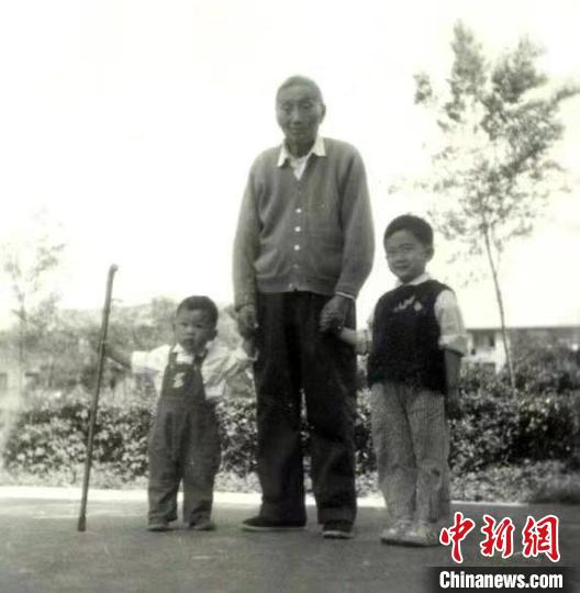 陳望道與幼年的陳曉帆(左)、陳曉帆的哥哥一起合影?！￡悤苑﹫D