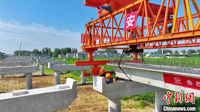 長25米重80噸的箱梁平穩(wěn)、精準(zhǔn)地落在S314分離式立交橋25號和26號墩上?！⒂癫?攝
