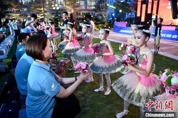 大陸小朋友鮮花送給臺(tái)灣同胞?！⊥鯑|明 攝