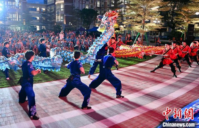 兩岸青少年同臺(tái)呈現(xiàn)龍獅表演?！⊥鯑|明 攝