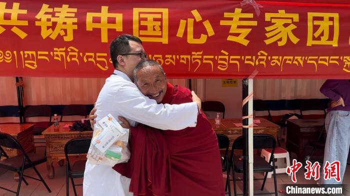 西藏自治區(qū)昌都市左貢縣田妥鎮(zhèn)義診點，一位僧人對北京京煤集團總醫(yī)院呼吸科主任醫(yī)師陳亮表示感謝?！〔苄穹?攝