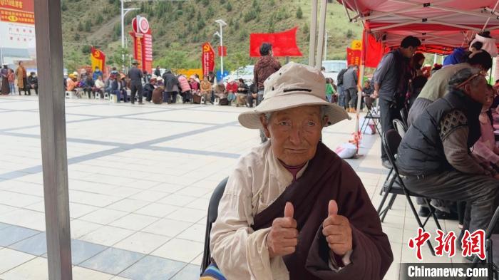 西藏自治區(qū)昌都市左貢縣田妥鎮(zhèn)義診點，藏族奶奶對義診志愿者表示肯定?！〔苄穹?攝
