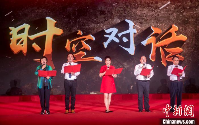 陶侃與陳望道之孫陳曉帆、顏福慶之孫顏志淵、榮毅仁侄女榮智豐深情朗誦《與統(tǒng)戰(zhàn)先輩的時(shí)空對(duì)話》?！堦?攝