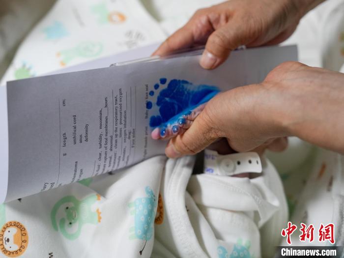 醫(yī)護(hù)人員為新生兒留下腳印。　劉偉 攝