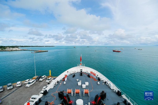 7月22日，中國(guó)海軍“和平方舟”號(hào)醫(yī)院船駛離基里巴斯首都塔拉瓦。當(dāng)?shù)貢r(shí)間22日上午10時(shí)，執(zhí)行“和諧使命-2023”任務(wù)的中國(guó)海軍“和平方舟”號(hào)醫(yī)院船圓滿(mǎn)結(jié)束對(duì)基里巴斯的首次訪(fǎng)問(wèn)，駛離基里巴斯首都塔拉瓦，前往本次任務(wù)的第二站湯加努庫(kù)阿洛法港。新華社發(fā)（黎宇 攝）