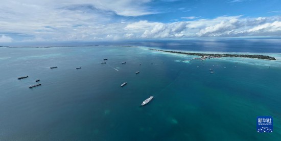 7月22日，中國(guó)海軍“和平方舟”號(hào)醫(yī)院船結(jié)束基里巴斯訪(fǎng)問(wèn)，駛離塔拉瓦港。新華社發(fā)（桂江波 攝）