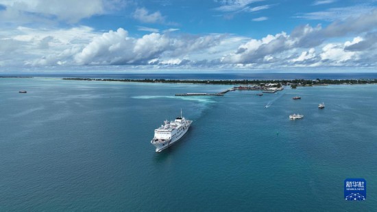 7月22日，中國(guó)海軍“和平方舟”號(hào)醫(yī)院船結(jié)束基里巴斯訪(fǎng)問(wèn)，駛離塔拉瓦港。新華社發(fā)（桂江波 攝）