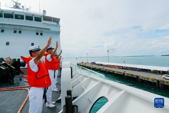 7月22日，中國(guó)海軍“和平方舟”號(hào)醫(yī)院船駛離基里巴斯首都塔拉瓦任務(wù)官兵向送行人群揮手告別。新華社發(fā)（黎宇 攝）