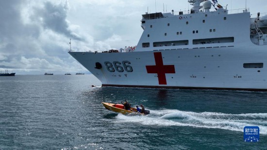7月22日，中國(guó)海軍“和平方舟”號(hào)醫(yī)院船駛離塔拉瓦港途中，基里巴斯當(dāng)?shù)孛癖婑{船揮手告別。新華社發(fā)（桂江波 攝）
