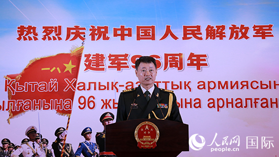 國防武官胡德君大校發(fā)表致辭。人民網(wǎng)記者 李強(qiáng)攝