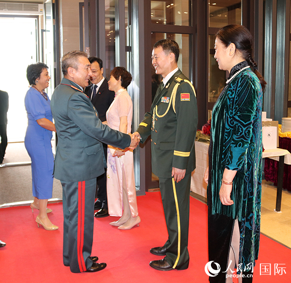 國防武官胡德君大校迎接賓客。人民網(wǎng)記者李強(qiáng)攝