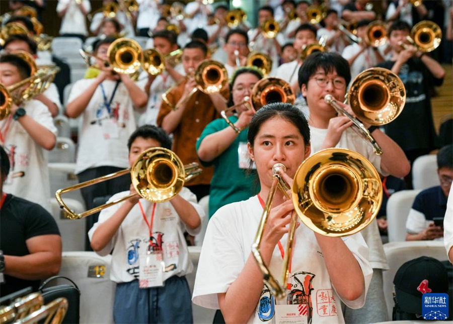 8月1日，在第九屆中國國際低音銅管藝術(shù)節(jié)的一場公益大師課上，低音銅管樂器愛好者在練習(xí)長號。新華社記者 劉潺 攝