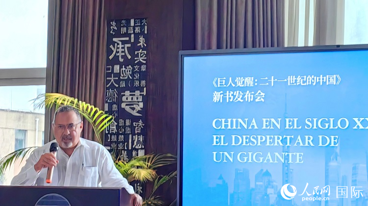 羅德里格斯博士現(xiàn)場介紹著作。吳志華攝