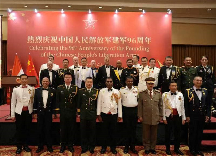 圖為徐勝武官與參加招待會(huì)的各國(guó)武官、武官處代表合影。中國(guó)駐印度尼西亞使館供圖