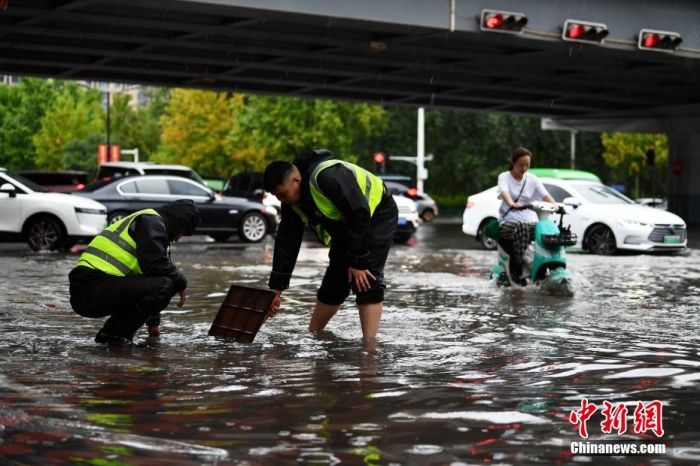 7月30日，河北省持續(xù)發(fā)布暴雨紅色預(yù)警信號(hào)。受今年第5號(hào)臺(tái)風(fēng)“杜蘇芮”殘余環(huán)流影響，7月28日以來(lái)，地處華北地區(qū)的河北省大部出現(xiàn)降雨。30日17時(shí)，該省氣象臺(tái)發(fā)布當(dāng)日第三次暴雨紅色預(yù)警信號(hào)。石家莊市城區(qū)不少區(qū)域積水嚴(yán)重，城管、環(huán)衛(wèi)、園林、市政等部門緊急出動(dòng)，聯(lián)合疏堵保暢，筑牢防汛安全屏障。圖為石家莊裕華區(qū)城管局防汛隊(duì)員對(duì)沿街收水井進(jìn)行雜物清理，以保證排水暢通。翟羽佳 攝