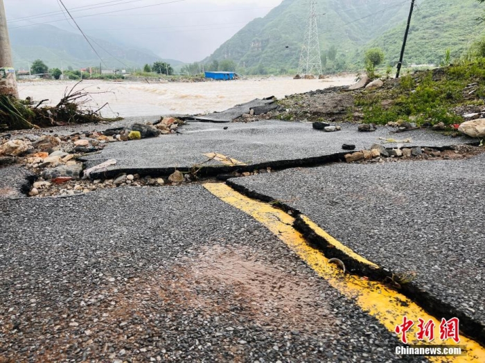 受臺風“杜蘇芮”影響，7月29日至8月1日，河北省淶水縣普降暴雨，持續(xù)強降雨和強風天氣引發(fā)洪水險情。連日來，當?shù)亟M織數(shù)千人搶險救援隊伍，集中力量加快排水、清理路面、救援拋錨車輛、搶修倒伏電線桿等工作。8月1日，方便面、飲用水、火腿腸、面包等首批調(diào)撥救災(zāi)物資送抵救災(zāi)一線，并于當天發(fā)放到受災(zāi)群眾手中。目前，淶水縣受損交通、電力、通信等基礎(chǔ)設(shè)施正在加緊搶修，山區(qū)受困人員已分批轉(zhuǎn)移，各項搶險救災(zāi)工作正在有序進行中。圖為淶水縣婁村鎮(zhèn)南安莊村被洪水沖毀的路面。(文/呂子豪 楊猛)李金璐 攝