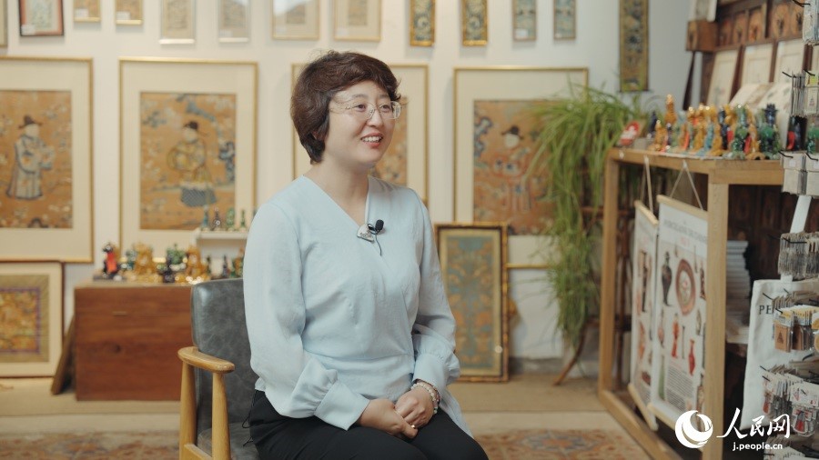 圖為瓷器修復(fù)藝術(shù)家王京。人民網(wǎng)記者 張若涵攝