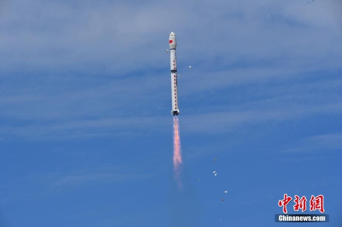 8月3日11時47分，中國在酒泉衛(wèi)星發(fā)射中心用長征四號丙遙四十四運載火箭，成功發(fā)射風(fēng)云三號06星，衛(wèi)星順利進(jìn)入預(yù)定軌道，任務(wù)取得圓滿成功。該衛(wèi)星將接替在軌超期服役的風(fēng)云三號C星，探測數(shù)據(jù)主要用于天氣預(yù)報、大氣化學(xué)和氣候變化監(jiān)測業(yè)務(wù)及研究。汪江波 攝
