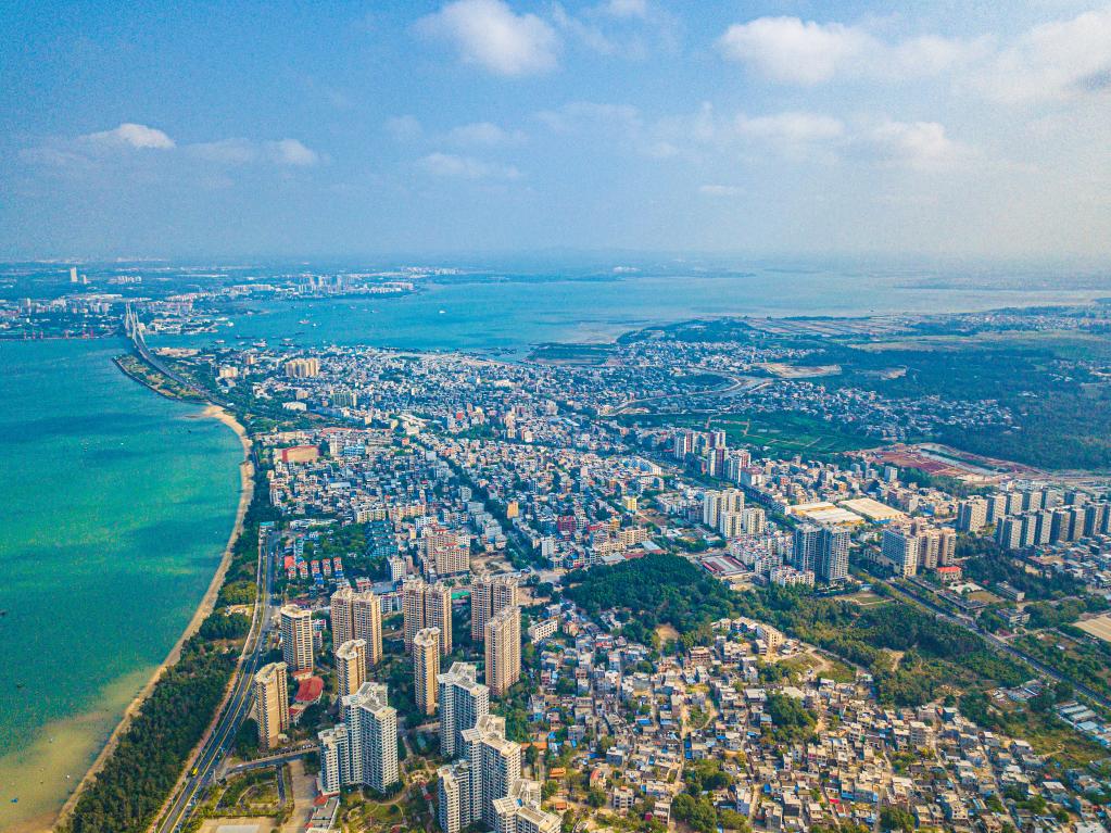這是海南自貿(mào)港重點園區(qū)——洋浦經(jīng)濟(jì)開發(fā)區(qū)所在的環(huán)新英灣地區(qū)（無人機(jī)照片，2023年2月26日攝）。新華社記者 蒲曉旭 攝