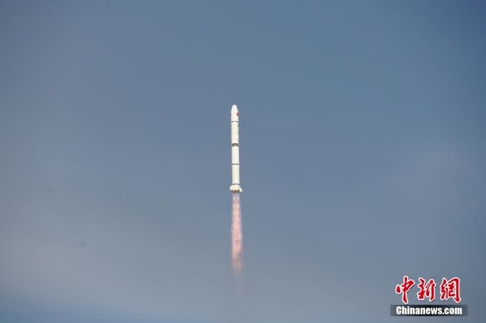 北京時(shí)間2023年8月9日6時(shí)53分，我國(guó)在太原衛(wèi)星發(fā)射中心使用長(zhǎng)征二號(hào)丙運(yùn)載火箭，成功將環(huán)境減災(zāi)二號(hào)06星發(fā)射升空，衛(wèi)星順利送入預(yù)定軌道，發(fā)射任務(wù)獲得圓滿成功。此次任務(wù)是長(zhǎng)征系列運(yùn)載火箭第482次飛行。馮陽(yáng) 攝