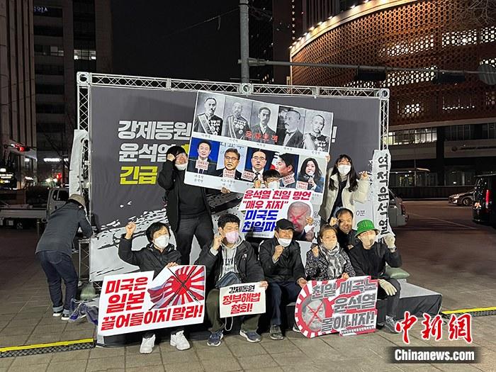 資料圖：韓國公民團(tuán)體聯(lián)盟在首爾廣場舉行燭光守夜活動。