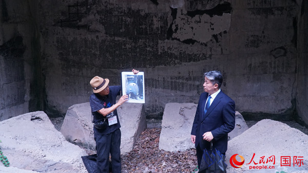毒氣島歷史研究所事務(wù)局長山內(nèi)正之在毒氣儲存遺址為大家介紹日軍發(fā)動(dòng)毒氣戰(zhàn)的罪證。人民網(wǎng) 蔣曉辰攝