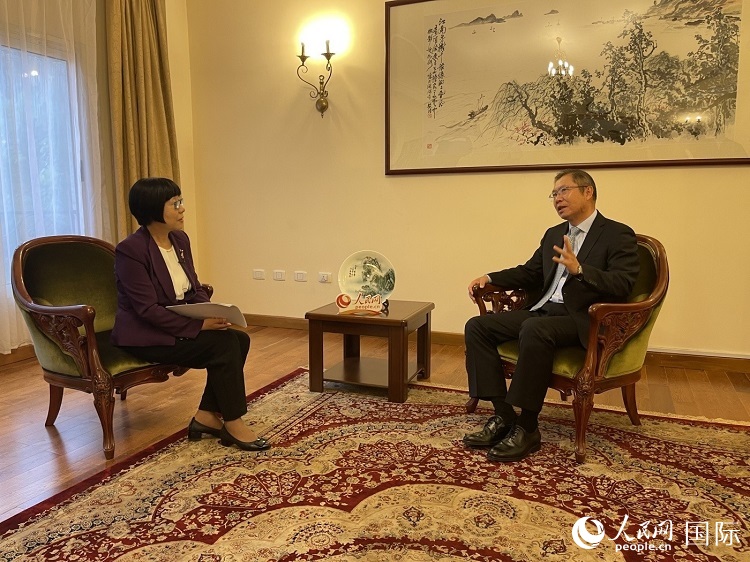 胡長(zhǎng)春大使（圖右）接受人民網(wǎng)記者唐維紅采訪(fǎng)。人民網(wǎng)記者 趙艷紅攝