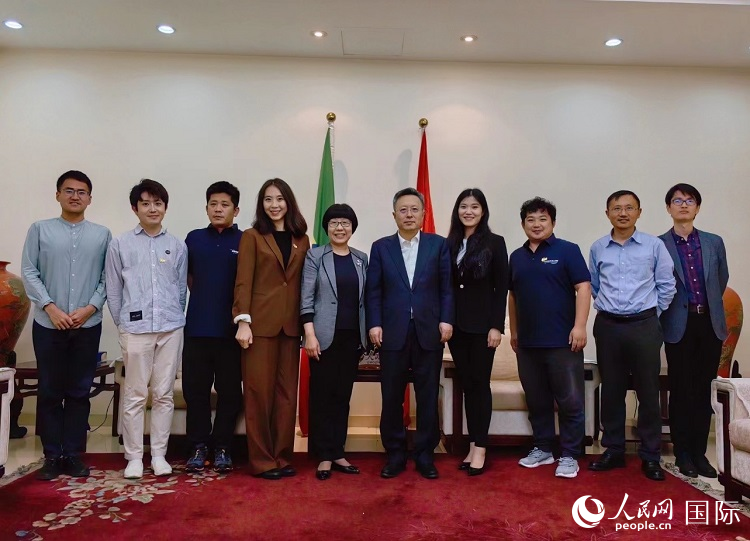 趙志遠(yuǎn)大使（右五）、使館工作人員與人民網(wǎng)記者合影。