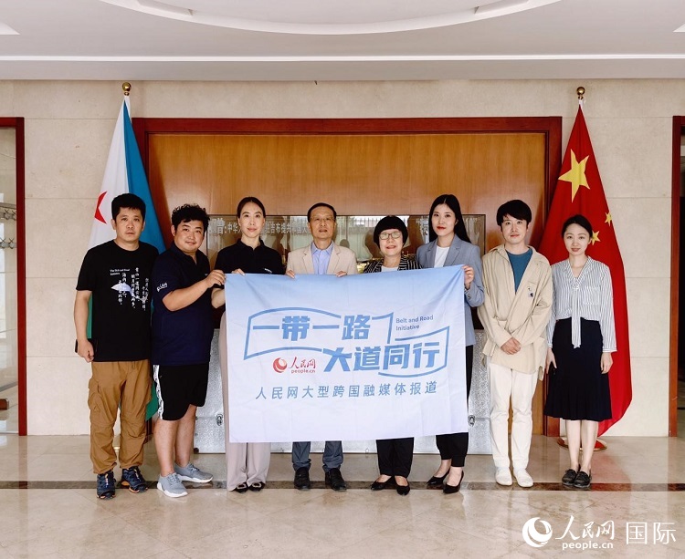 胡斌大使（左四）、使館工作人員與人民網(wǎng)記者合影。