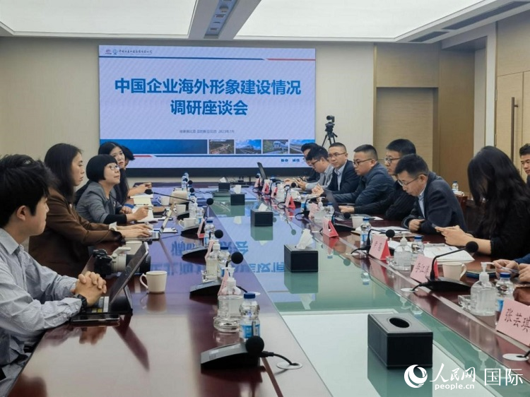 埃塞俄比亞中國(guó)商會(huì)企業(yè)代表與人民網(wǎng)記者座談。人民網(wǎng)記者 劉寧攝