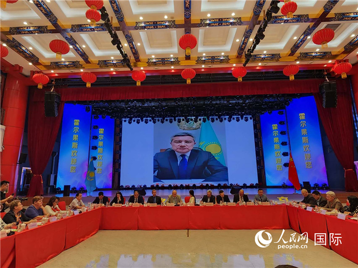 哈外交部駐阿拉木圖副代表拉伊莫夫視頻致辭。人民網(wǎng)記者 李強(qiáng)攝