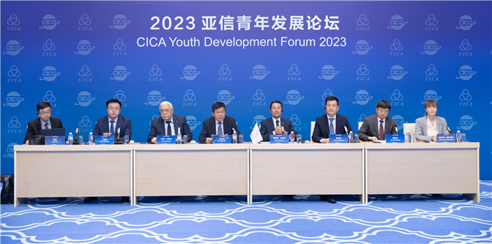 2023亞信青年發(fā)展論壇嘉賓發(fā)言現(xiàn)場。人民畫報(bào)供圖
