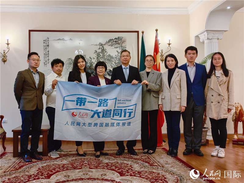 胡長春大使、駐非盟使團工作人員與人民網(wǎng)記者合影。