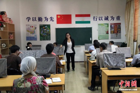 2014年，塔吉克斯坦國立民族大學的孔子學院內(nèi)，教師正在為塔吉克斯坦學生授課。田冰 攝