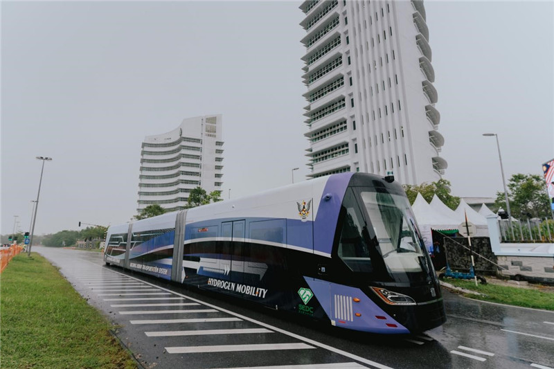 9月6日下午，由中車株洲所自主研發(fā)制造的全球首輛氫能源智軌電車正式亮相馬來(lái)西亞砂拉越州古晉市。中車株洲所供圖