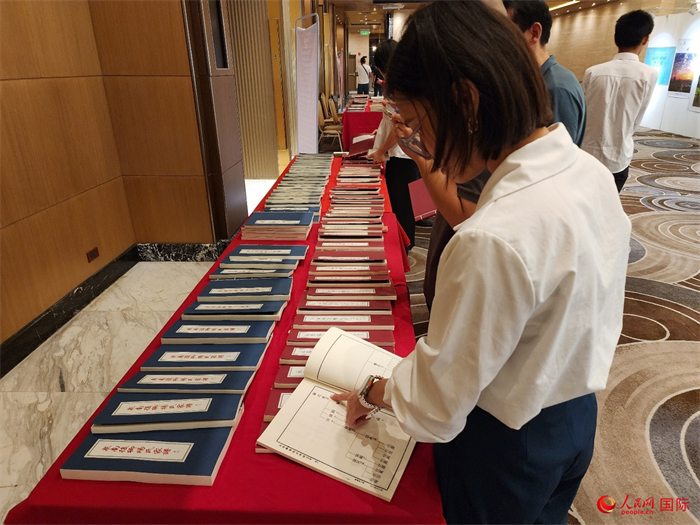 現(xiàn)場嘉賓參觀“根脈尋蹤”泉州百個家族移民菲律賓族譜展。人民網(wǎng)記者 樊帆攝