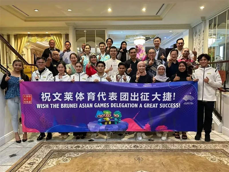 肖建國大使同參加歡送儀式的文方嘉賓、代表團成員等合影留念。圖片由使館提供