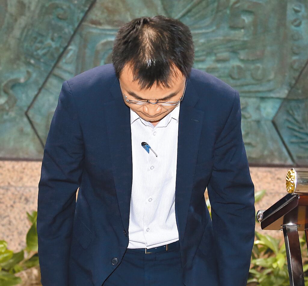 臺(tái)農(nóng)業(yè)部門負(fù)責(zé)人陳吉仲19日傍晚舉行記者會(huì)說明項(xiàng)目進(jìn)口雞蛋議題，當(dāng)日晚間8點(diǎn)在臉書上宣布辭職。 圖片來(lái)源：臺(tái)灣“中時(shí)新聞網(wǎng)”