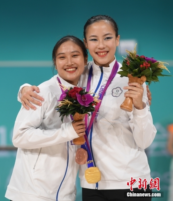 10月7日，杭州第19屆亞運會輪滑項目女子花樣輪滑單人滑長節(jié)目決賽在錢塘輪滑中心舉行。結合短節(jié)目決賽成績，中國臺北選手洪筱晴(左)以94.38分的總成績奪得女子花樣輪滑單人滑冠軍，中國臺北選手張致如(右)獲得季軍。<a target='_blank' href='/'><p  align=