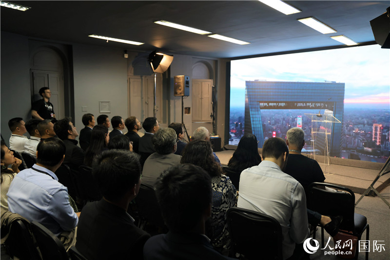 與會嘉賓在現(xiàn)場觀看“中國影視作品展播季”活動宣傳片。人民網(wǎng)記者 時元皓攝