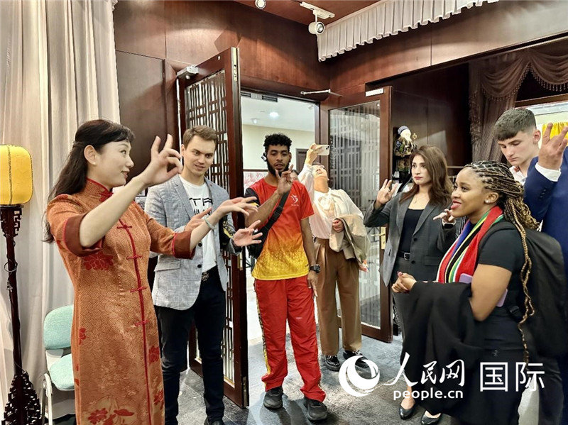 國(guó)際民間人士代表團(tuán)參觀古北市民中心昆曲教室。人民網(wǎng)記者 周雨攝