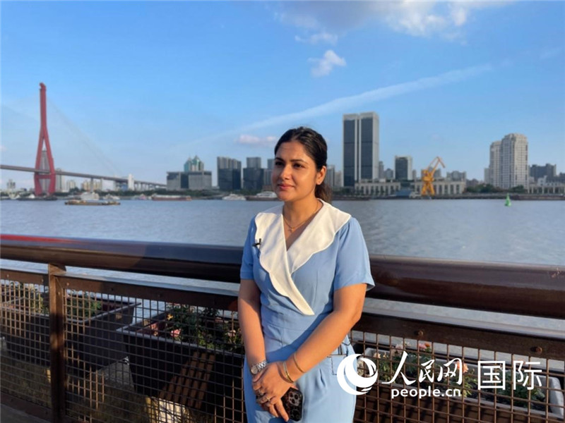 孟加拉國(guó)Channel24電視頻道主持人伊斯拉特·阿敏在上海市楊浦濱江接受采訪。 人民網(wǎng)記者 張榮攝