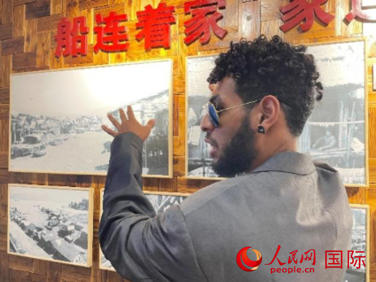 巴布亞新幾內(nèi)亞乒乓球國家隊(duì)隊(duì)員羅伊在福建省寧德市下歧村參觀。人民網(wǎng)記者 張榮攝