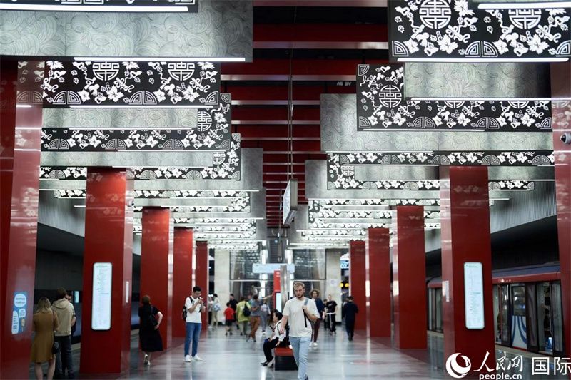 莫斯科米丘林大街地鐵站洋溢著濃郁的“中國風”。人民網(wǎng)記者 馬天翼攝