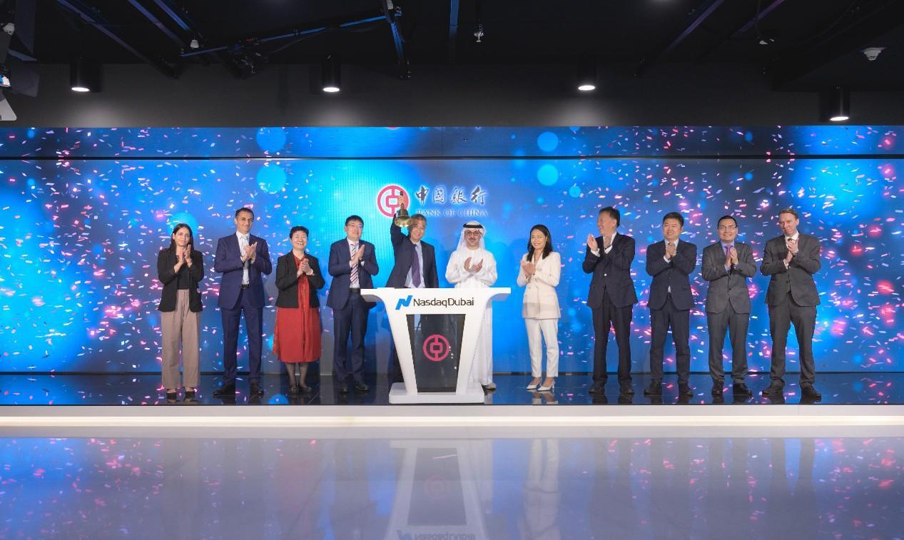 圖為中外嘉賓出席搖鈴儀式。迪拜納斯達(dá)克供圖